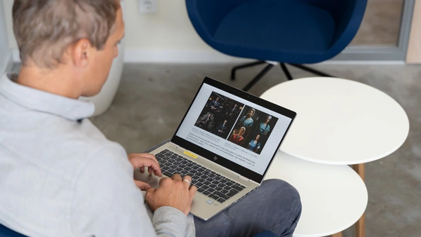 Person am Laptop, die Beiträge zu KI recherchiert