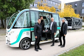 Research that moves: On campus, Technische Hochschule Ingolstadt (THI) President Professor Walter Schober (second from right) and Project Leader Professor Andreas Riener (right) showcase how autonomous driving is becoming reality (Photo: THI).