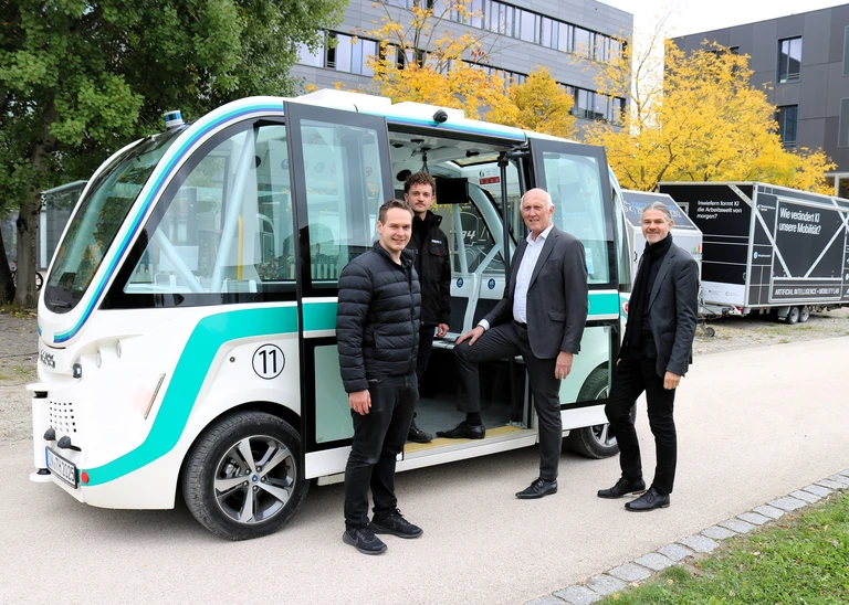 Forschung, die bewegt: Auf dem Campus zeigt die Technische Hochschule Ingolstadt (THI) mit Präsident Professor Walter Schober (2.v.r.) und Projektleiter Professor Andreas Riener (r.), wie autonomes Fahren Realität wird (Foto: THI).