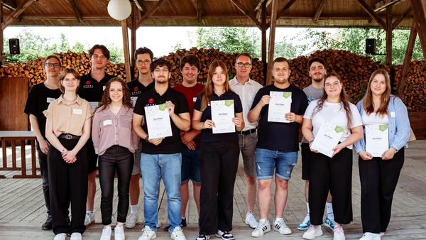 Fit for the future: The KUS sustainability scouts hold their certificates in their hands (Photo: Andy Merkel/KUS).