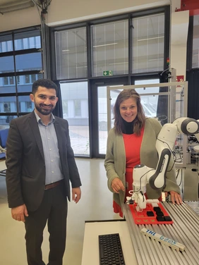 Bild von Frau Markl (Leitung FutureLab) und Herrn Kanso zusammen mit Roboter