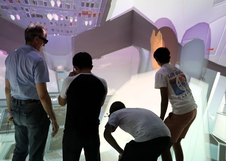 Virtuelle Welten hautnah: Die Schülerinnen und Schüler waren beeindruckt von den vielfältigen Möglichkeiten des VR-Labors (Foto: THI).