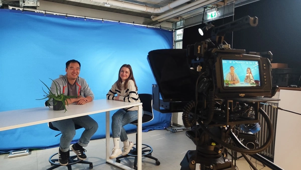 Zwei Personen bei der Aufnahme einer Videos für das Projekt "Mensch in Bewegung"