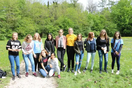 Teilnehmerinnen des Girl`s Day stehen nebeneinander, im Hintergrund Bäume