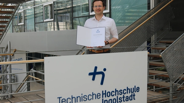 Bild von Herrn Prof. Dr. Helmer mir Urkunde zur Berufung in den Fachbeirat Kraftfahrzeugtechnik