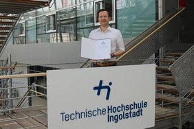 Shaping the future of mobility: Professor Thomas Helmer (Photo: THI). Bild von Herrn Prof. Dr. Helmer mir Urkunde zur Berufung in den Fachbeirat Kraftfahrzeugtechnik