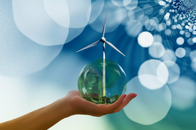 Thinking globally: different approaches for a more sustainable energy supply (symbolic image: Pixabay). Hand, die Glaskugel hält, aus der ein Windrad ragt