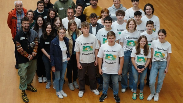 Science in dialogue: THI employees at Descartes-Gymnasium (Photo: THI). Gruppenbild des Dexcartes Gymnasium