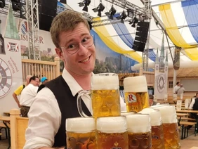 From the lecture hall to the festival tent: Professor Alexander Gelner serves drinks at East Bavaria's largest folk festival (photo: Alexander Gelner, private collection).