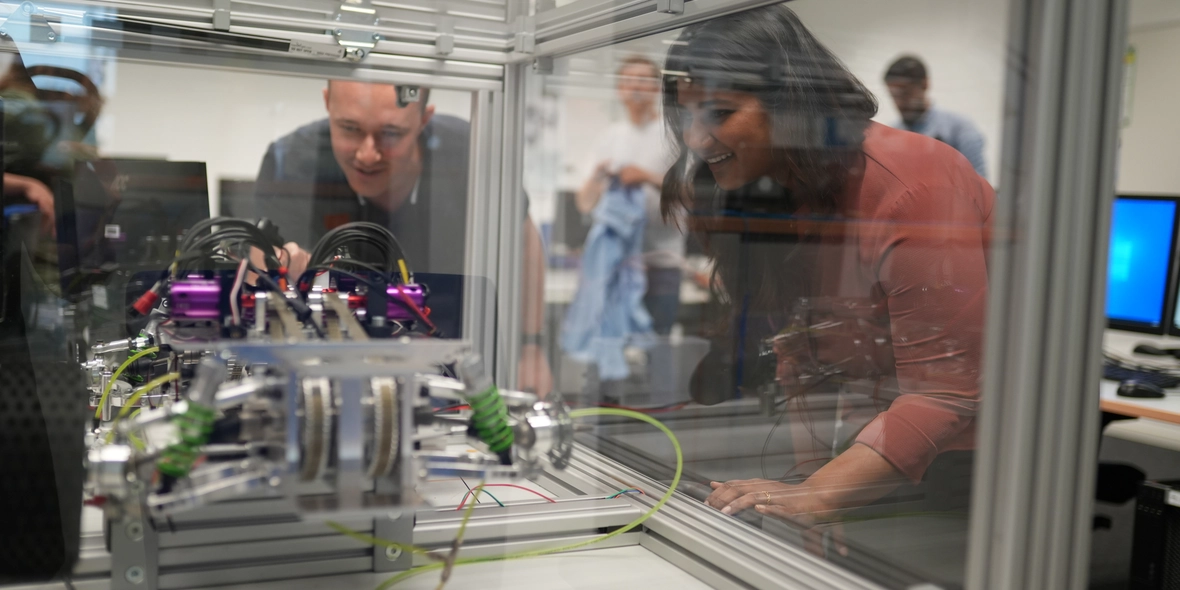 Angehörige der THI bei praktischer Arbeit in einem Labor