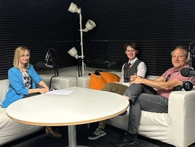 Maria Reichelt (centre) and Professor Bernhard Rothbucher (right) share personal insights, background information, and inspiration from the ‘Emperor Charles III’ project in a podcast with presenter Joyce Probst (Photo: THI).