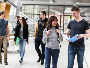 Studierende in der Aula