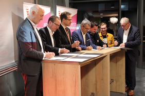 THI President Professor Walter Schober (left) signs the new cooperation agreement for the Ingolstadt Region Founder Award (GPI) with partners.