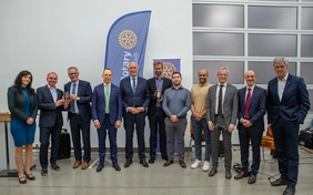 Die Preise nahmen Professor Michael Botsch (2.v.l.) und Professor Werner Huber (3.v.l.) für das "KIVI"-Team und Dr. Meinert Lewerenz (Mitte) für „I-BasE“ entgegen (Foto: Christine Olma).