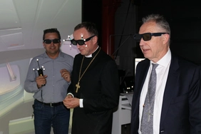 Immersing yourself in virtual worlds: Christian Kopp (center) in the VR lab at THI (Photo: THI). Landesbischof im virtual Reality Raum