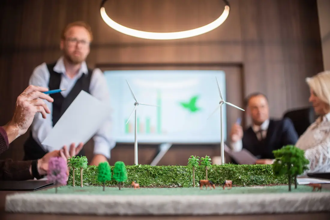 istockphoto/Drs Producoes Gruppe diskutiert am Tisch