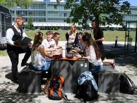 Maria Reichelt (3rd from left) and her team: THI students develop ‘Kaiser Karl III’, an innovative residential bed that makes care humane and dignified (Photo: THI).