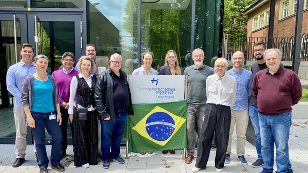 Gruppenbild der Brasilien-Kooperation am Campus in Neuburg
