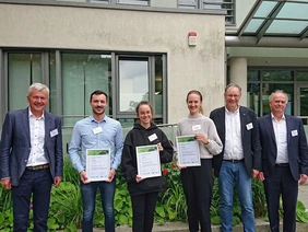 An important part of the conference: Professor Karl Huber (left) and his colleagues honor young scientists for their projects (Photo: FJRG). Gruppenbild der Gewinner des Nachwuchsförderwettbewerbs mit deren Zertifikaten