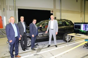 Impressed by the driving tests: State Secretary Tobias Gotthardt (2nd from right) with Professor Thomas Brandmeier (left) and THI President Professor Walter Schober (Photo: THI).